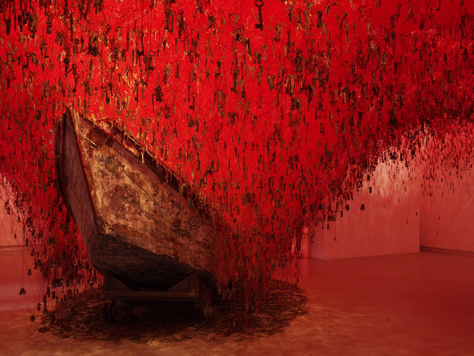 The Key in the Hand von Chiharu Shiota (Biennale Venedig)